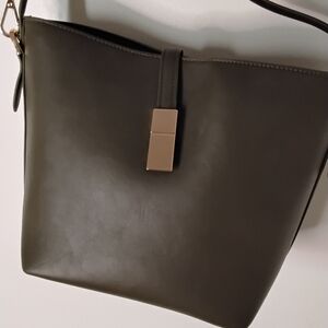 Elegant Olive Green Leather Shoulder Bag